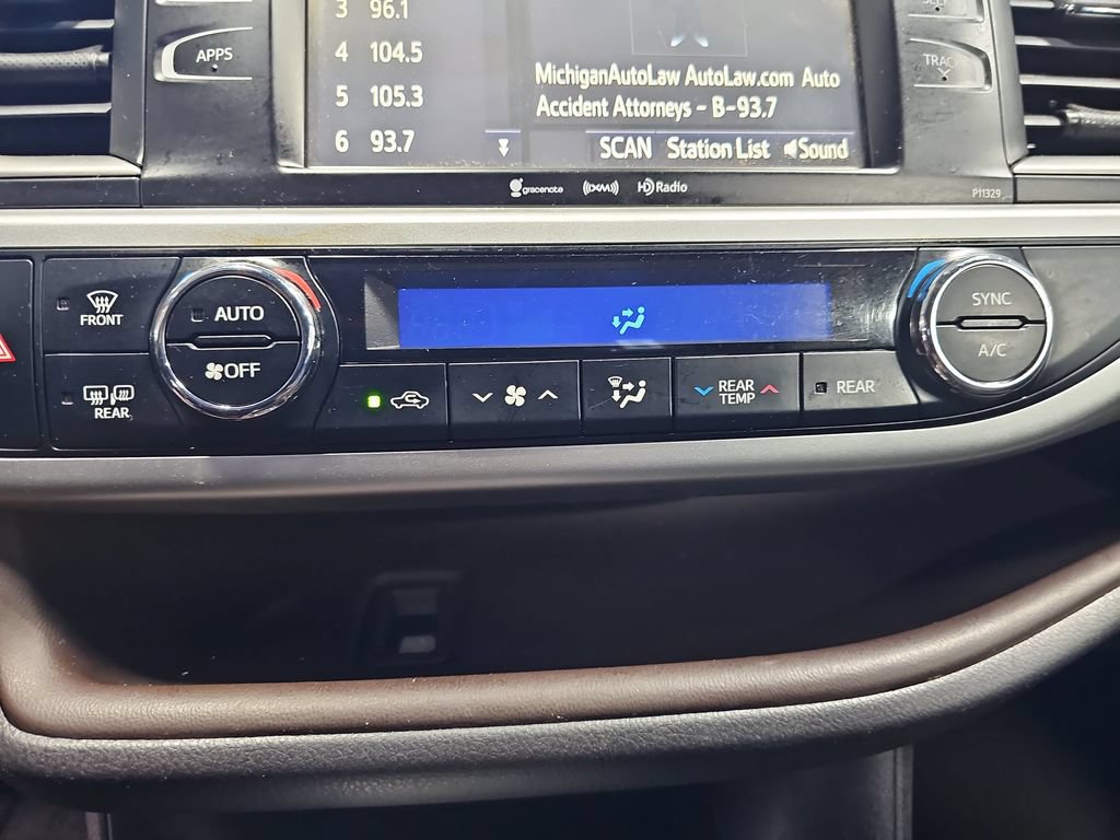 Used 2018 Toyota Highlander Plus w/ Carpet Mat Package (TMS) AWD/4WD image 22