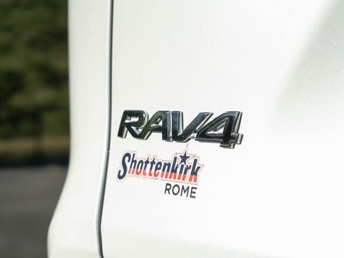 Used 2024 Toyota RAV4 SE image 16