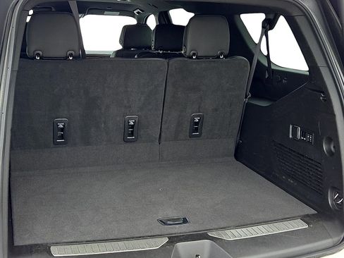 Used 2023 Chevrolet Suburban Premier image 8