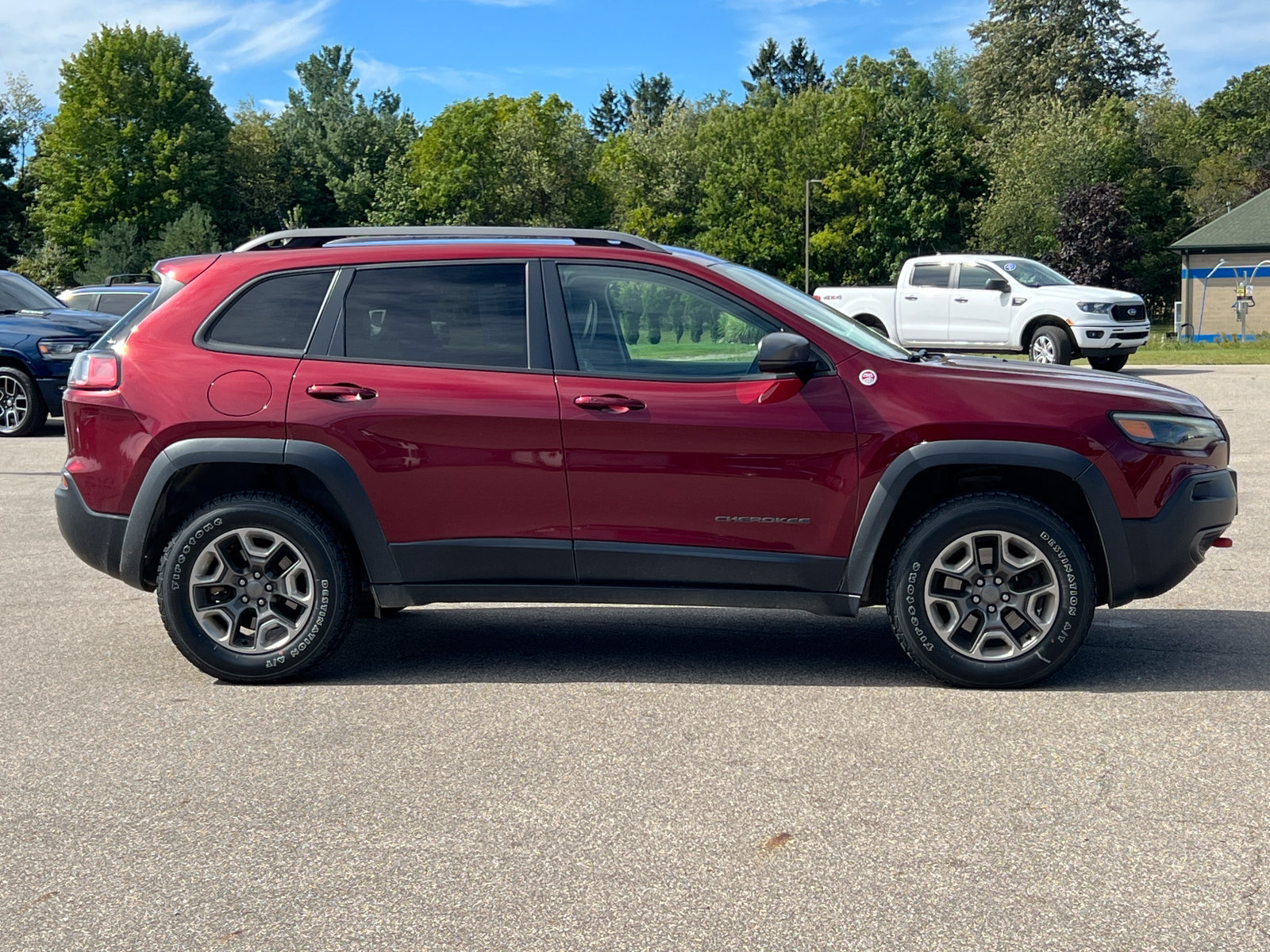 Used 2019 Jeep Cherokee Trailhawk AWD/4WD image 13