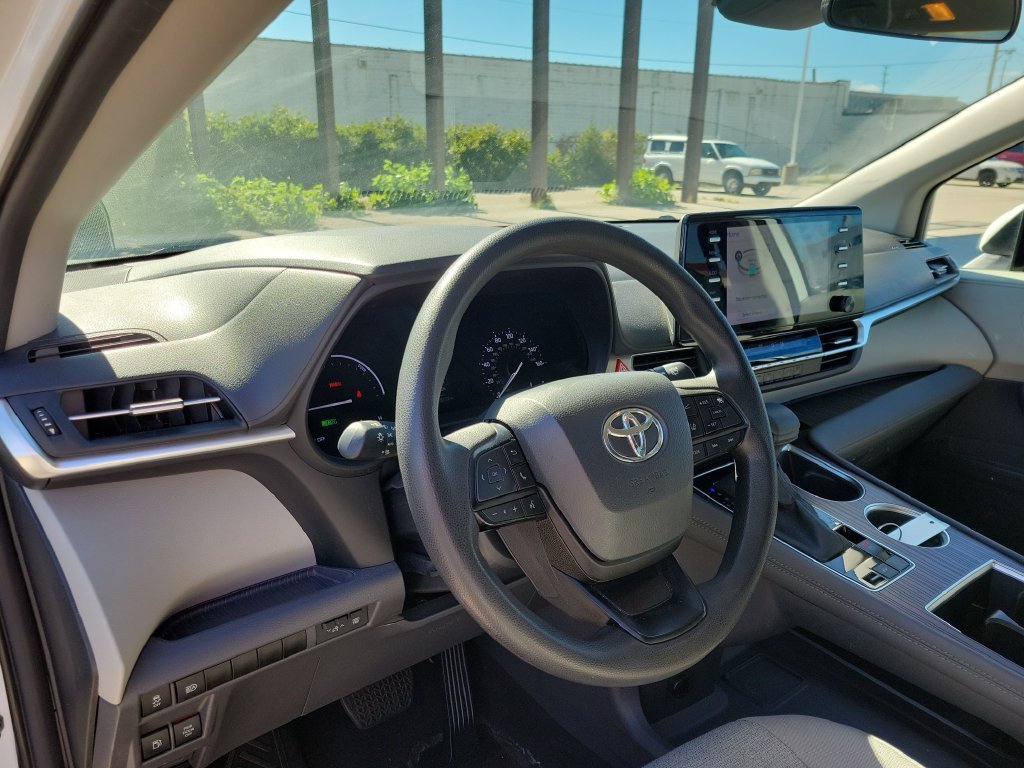 Used 2024 Toyota Sienna LE AWD/4WD image 20