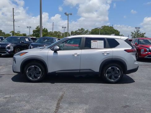 Used 2024 Nissan Rogue SV FWD image 9