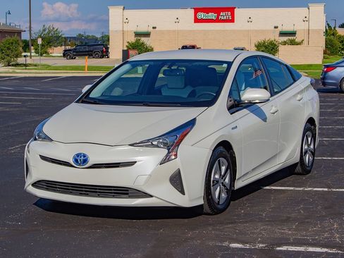 Used 2016 Toyota Prius Four FWD image 3