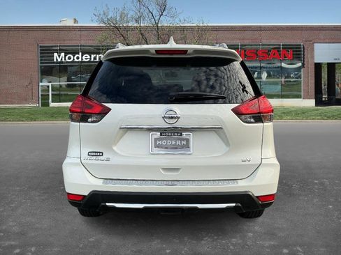 Used 2017 Nissan Rogue SV image 3