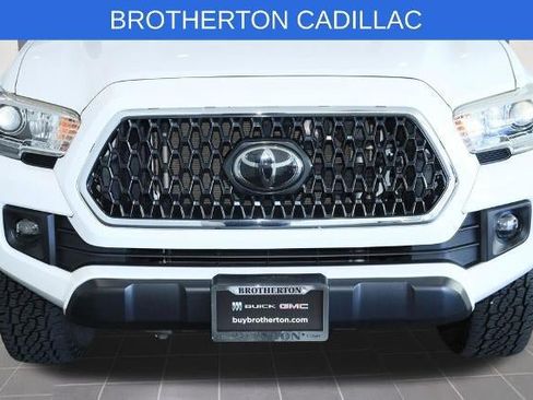 Used 2018 Toyota Tacoma TRD Off-Road w/ Technology Package AWD/4WD image 11