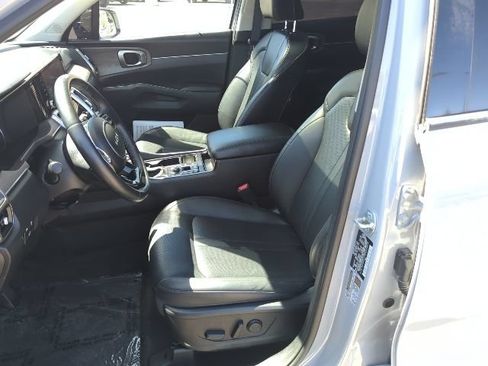 Used 2023 Kia Sorento EX w/ Panoramic Sunroof Package FWD image 5
