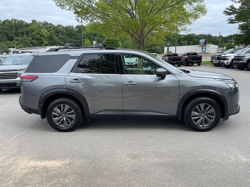 Used 2022 Nissan Pathfinder SV AWD/4WD image 9
