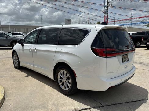 Used 2026 Chrysler Pacifica Limited FWD image 5