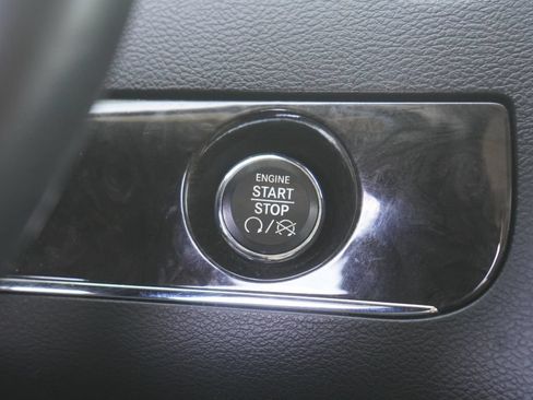 Used 2016 Chrysler Town & Country Touring-L FWD image 20