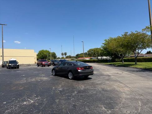 Used 2023 Chevrolet Malibu LT image 3