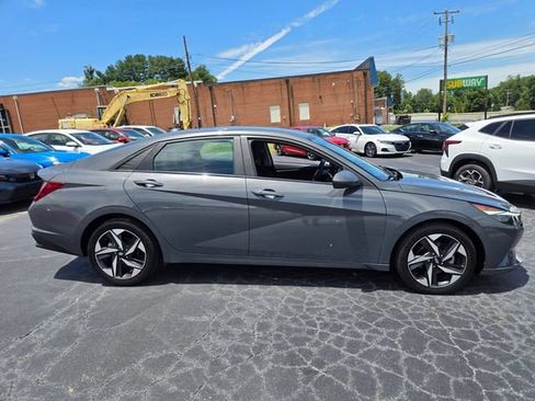 Used 2023 Hyundai Elantra SEL w/ Convenience Package FWD image 9