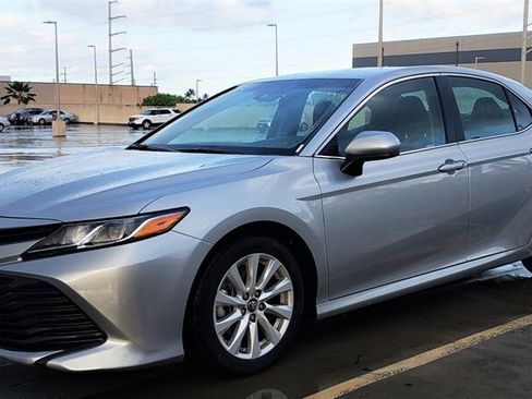 Used 2018 Toyota Camry LE FWD image 11