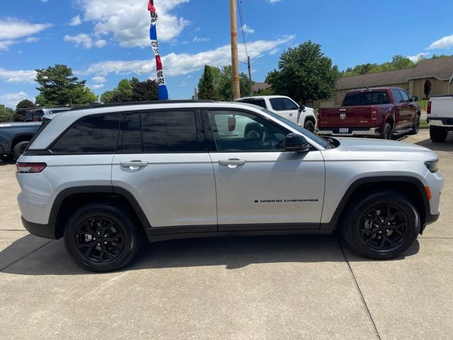 Used 2025 Jeep Grand Cherokee Altitude AWD/4WD image 8