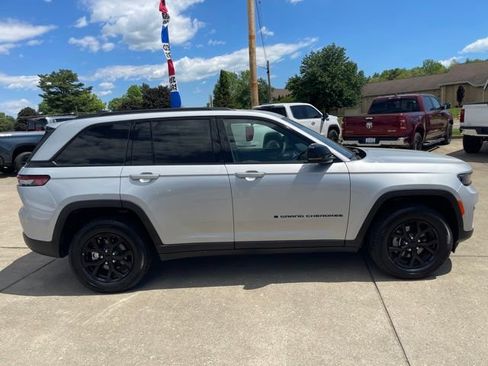 Used 2025 Jeep Grand Cherokee Altitude AWD/4WD image 8