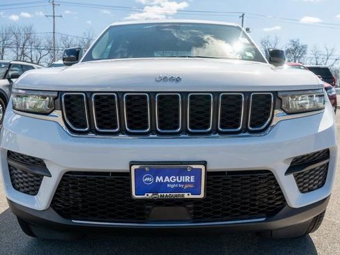 Used 2023 Jeep Grand Cherokee Laredo AWD/4WD image 3