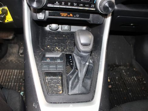 Used 2022 Toyota RAV4 LE FWD image 26