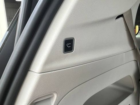 Used 2023 Chrysler Voyager LX FWD image 12