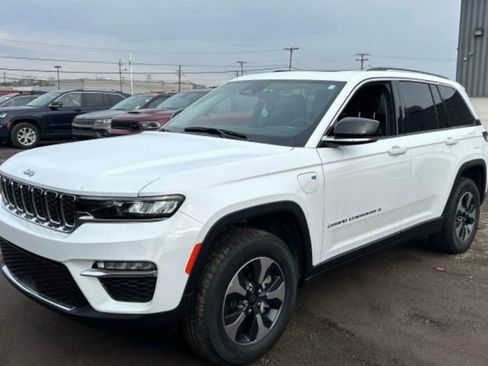 Used 2024 Jeep Grand Cherokee Altitude image 1