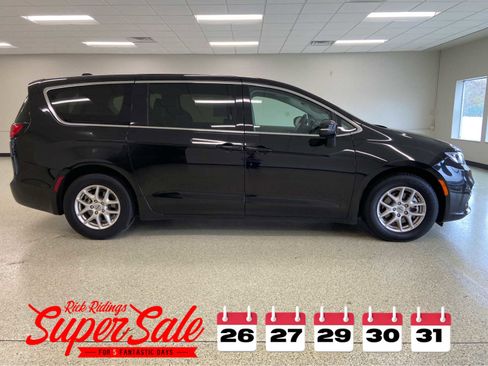 Used 2024 Chrysler Pacifica Touring-L image 4