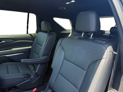 Used 2025 Chevrolet Traverse LT FWD image 16