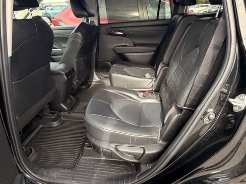 Used 2022 Toyota Highlander XLE AWD/4WD image 6