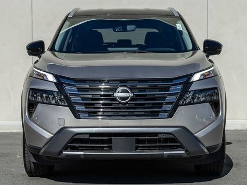 Used 2024 Nissan Rogue SL image 2