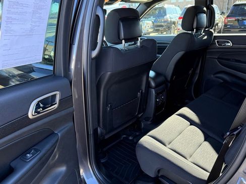 Used 2017 Jeep Grand Cherokee Laredo w/ Quick Order Package 23E image 12