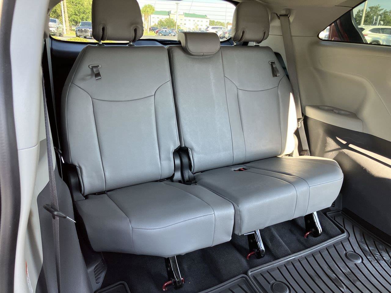 Used 2023 Toyota Sienna XLE FWD image 31