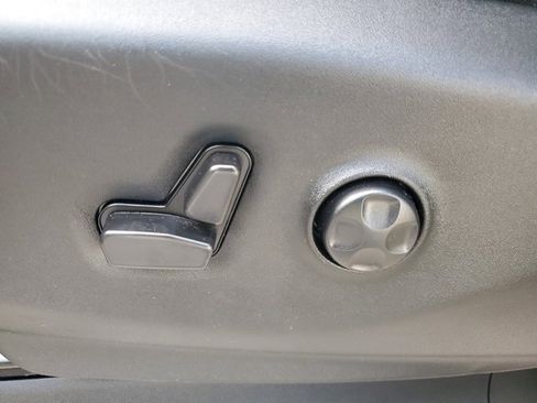 Used 2024 Chrysler Pacifica Select image 14