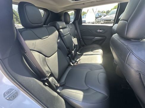 Used 2019 Jeep Cherokee Limited w/ Luxury Group AWD/4WD image 30
