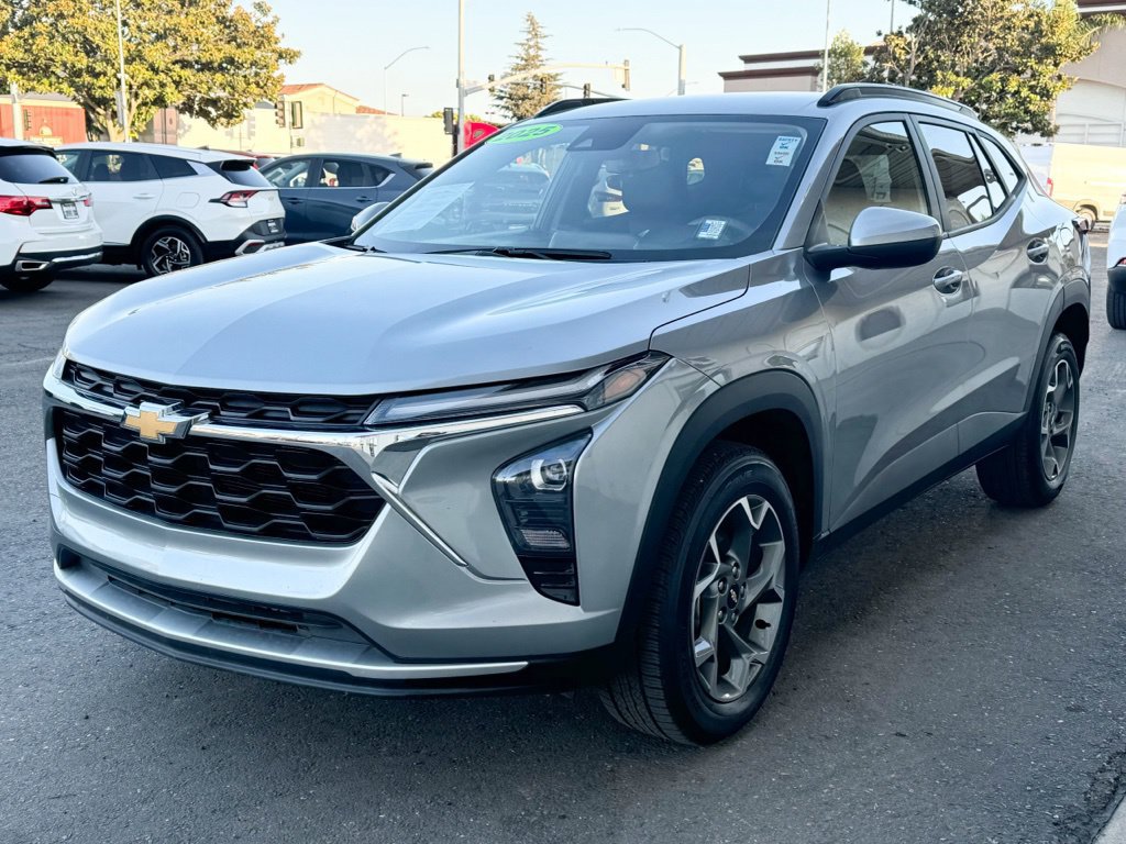 Used 2025 Chevrolet Trax LT FWD image 8