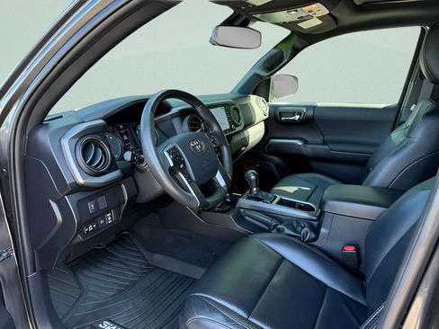 Used 2020 Toyota Tacoma TRD Sport w/ TRD Premium Sport Package AWD/4WD image 3
