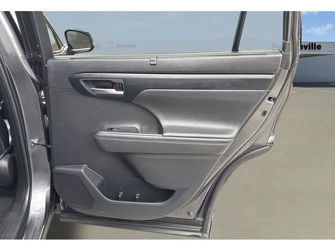 Used 2023 Toyota Highlander XLE image 22