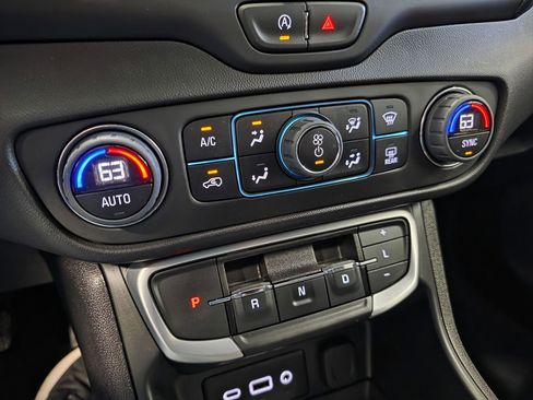 Used 2023 GMC Terrain SLE w/ Driver Convenience Package image 18