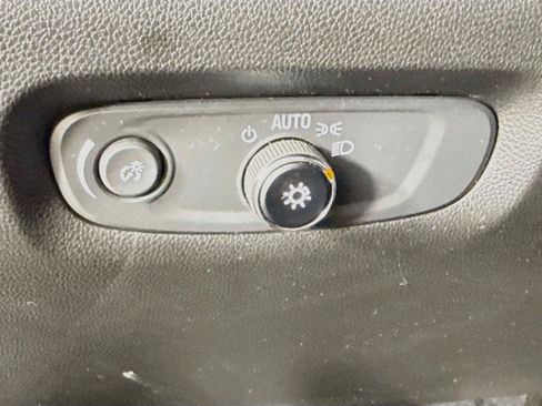 Used 2023 Chevrolet Traverse LT FWD image 7