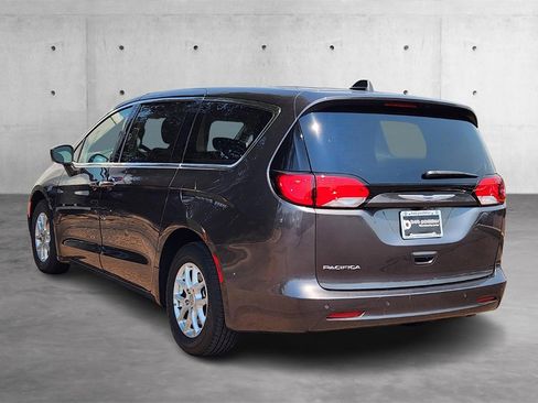 Used 2019 Chrysler Pacifica Touring image 30