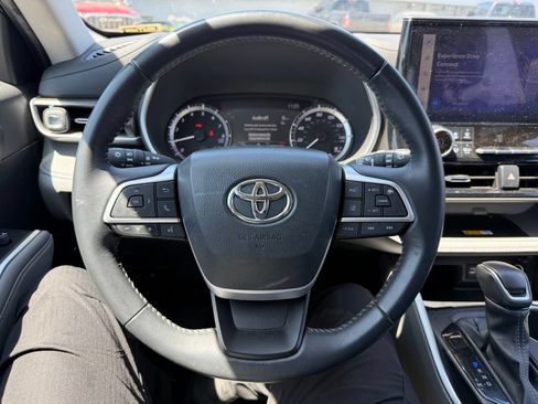 Used 2024 Toyota Highlander XLE AWD/4WD image 6