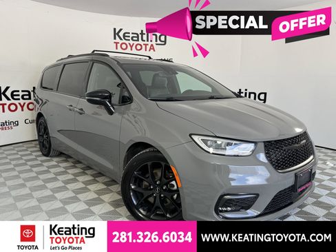 Used 2025 Chrysler Pacifica Limited FWD image 2