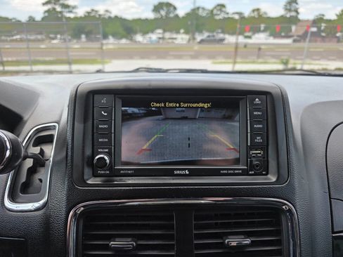 Used 2017 Dodge Grand Caravan SXT image 17