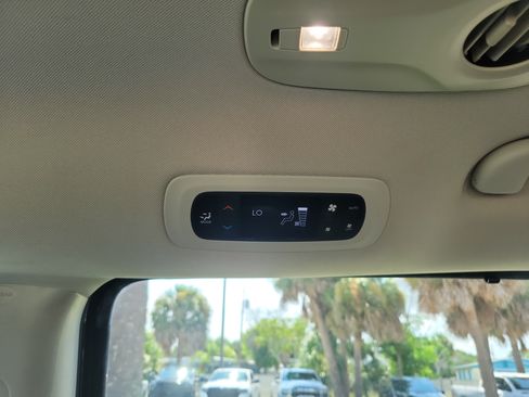 Used 2020 Chrysler Pacifica Touring w/ Advanced Safetytec Group FWD image 9