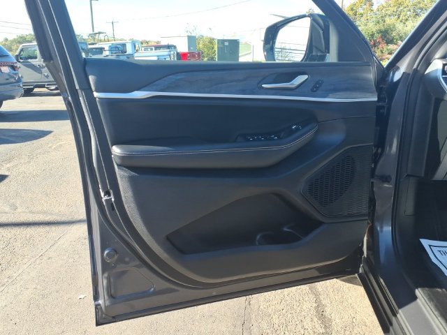 Certified 2023 Jeep Grand Cherokee Limited w/ Black Appearance Package AWD/4WD image 18