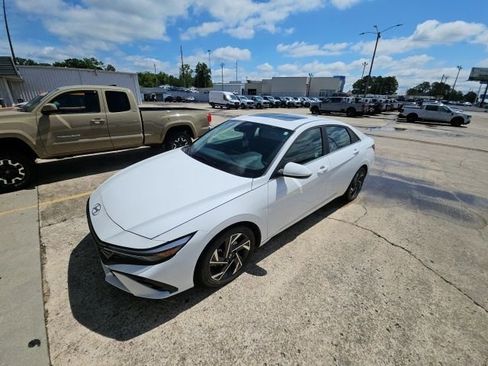 Used 2024 Hyundai Elantra SEL w/ Convenience Package FWD image 3