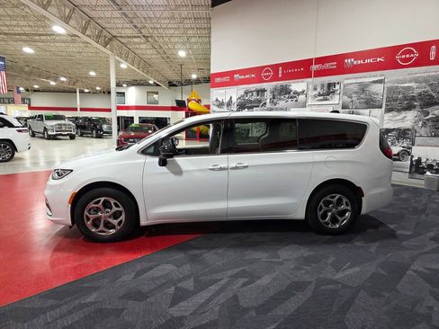 Used 2024 Chrysler Pacifica Limited AWD/4WD image 7