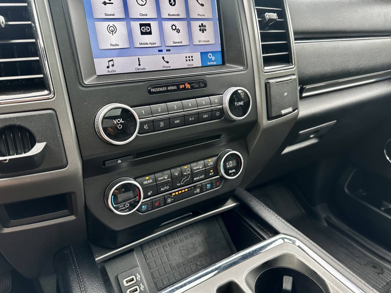 Used 2018 Ford Expedition XLT w/ Equipment Group 202A AWD/4WD image 23