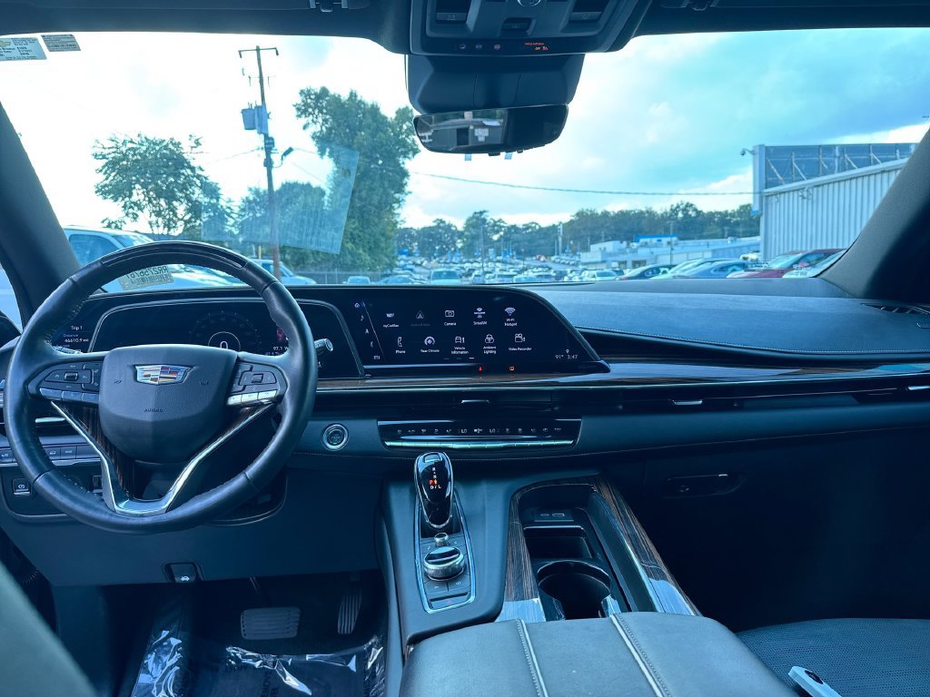 Used 2024 Cadillac Escalade Premium Luxury AWD/4WD image 31