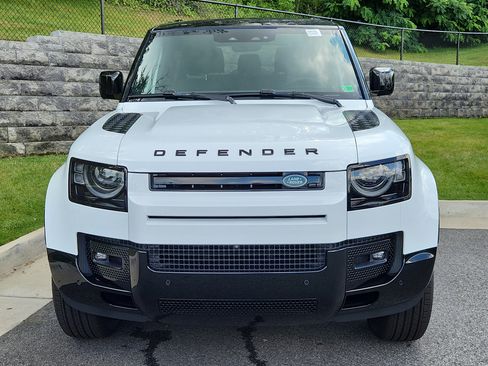 Used 2025 Land Rover Defender 90 X-Dynamic SE image 8