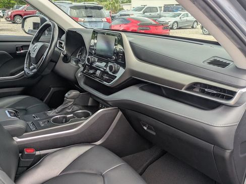 Used 2022 Toyota Highlander XLE FWD image 32