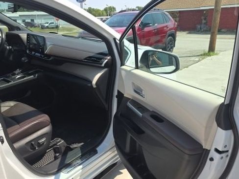 Used 2023 Toyota Sienna Platinum FWD image 32