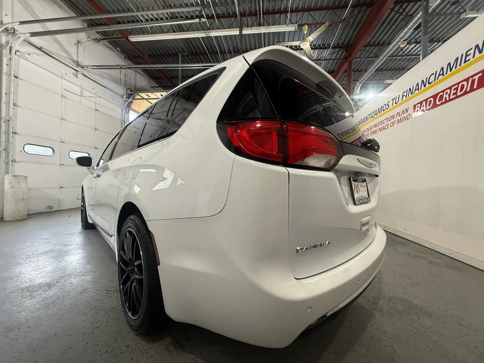 Used 2018 Chrysler Pacifica Touring-L FWD image 9