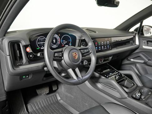 Certified 2024 Porsche Cayenne AWD/4WD image 4